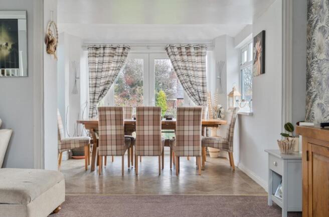 5 bed Detached for sale Image 4