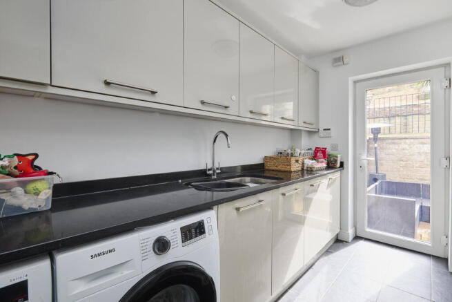 5 bed Detached for sale Image 8