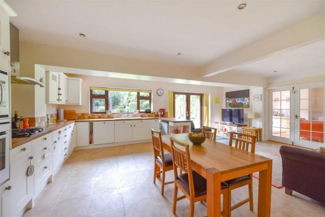 KITCHEN/BREAKFAST ROOM