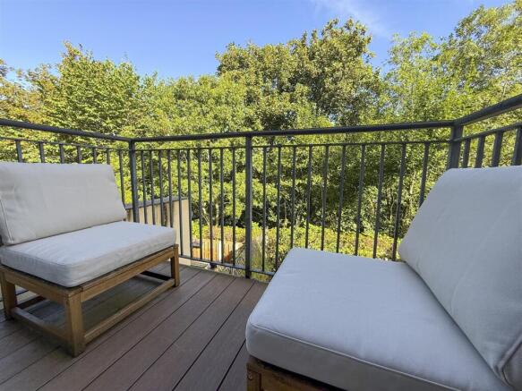 5 bed Town House for sale Image 6