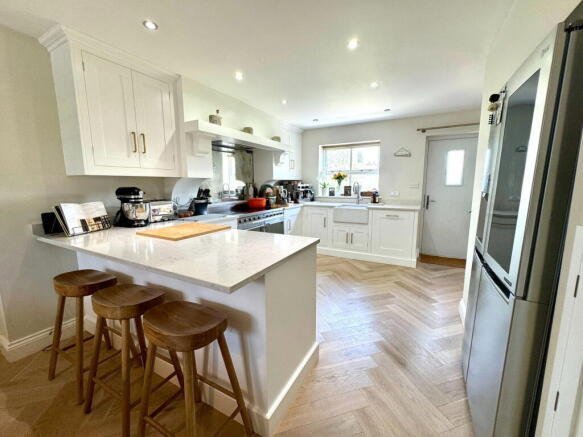 4 bed Detached for sale Image 8
