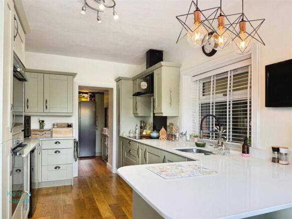 4 bed Detached for sale Image 10