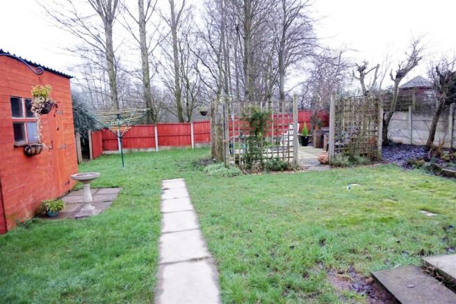 ENCLOSED REAR GARDEN