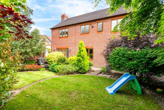 5 bed Detached for sale Image 4