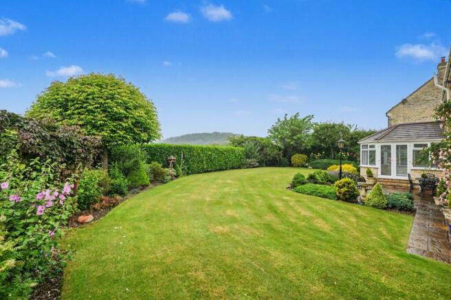 5 bed Detached for sale Image 11