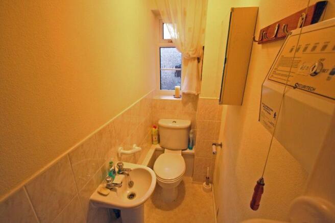 GUESTS CLOAKROOM