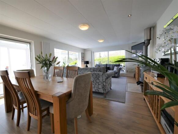 DINING AND LOUNGE