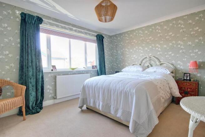 4 bed Detached for sale Image 7