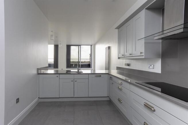 3 bed Apartment to rent Image 12