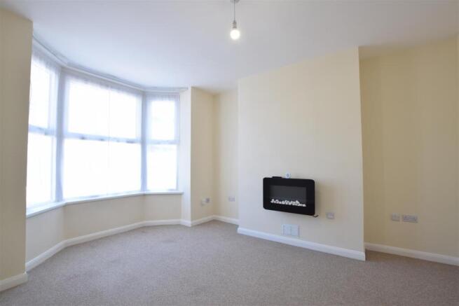 3 bed Terraced to rent Image 2