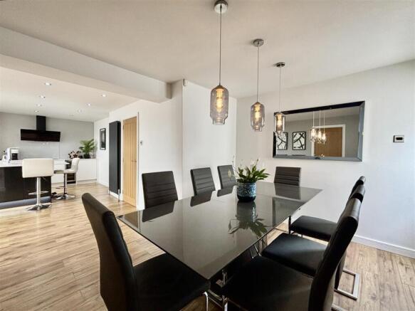 5 bed Detached for sale Image 6