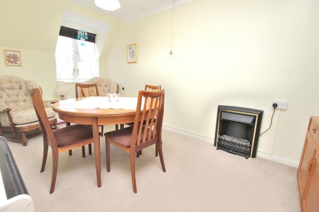 Bed 2/ Dining room 