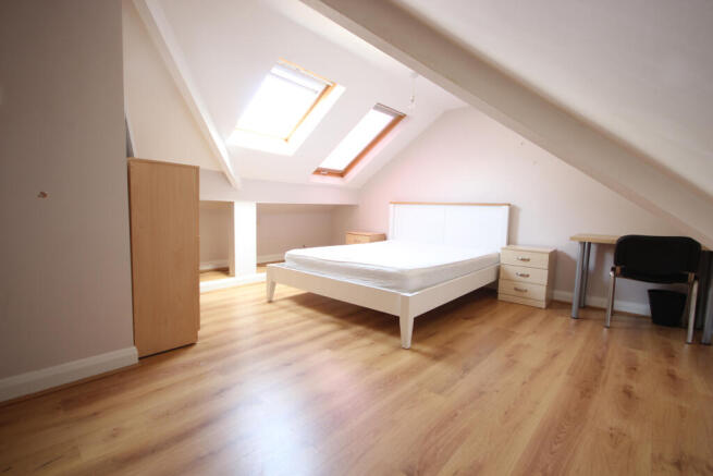 5 bed Semi-Detached to rent Image 9