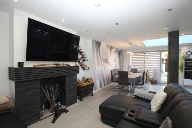 LOUNGE AREA