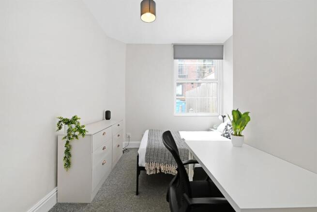 3 bed Apartment to rent Image 12