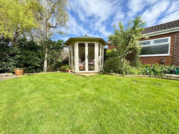 Garden to summer house