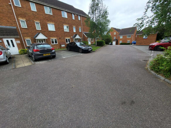 Spacious 2 Bedroom Flat on Kathleen Court with Ga