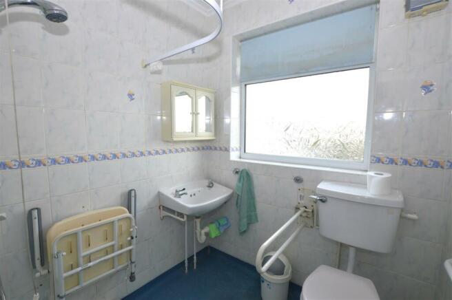 1 Villiers Avenue bath.JPG