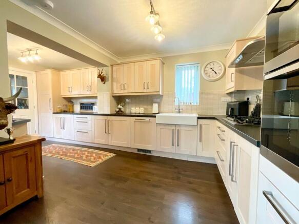 3 bed Detached for sale Image 8