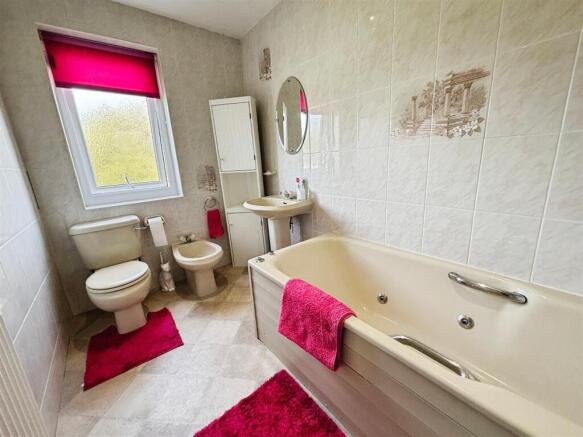3 bed Terraced for sale Image 12