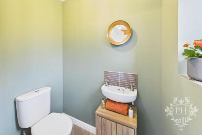 4 bed Detached for sale Image 6