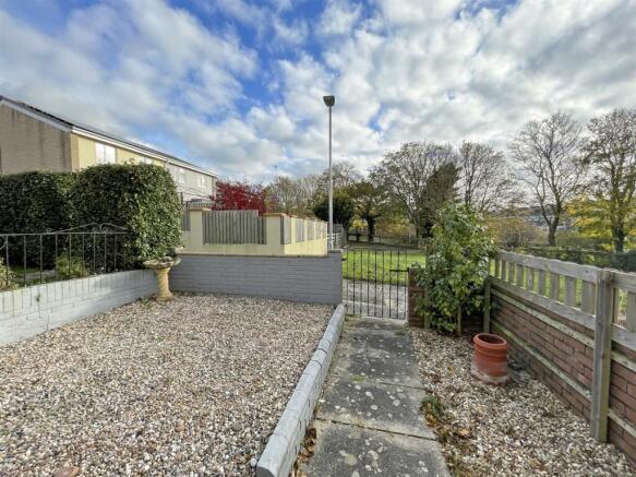 Westfield 218 - Front Garden.jpg
