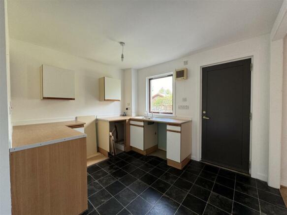 KITCHEN 2.JPG