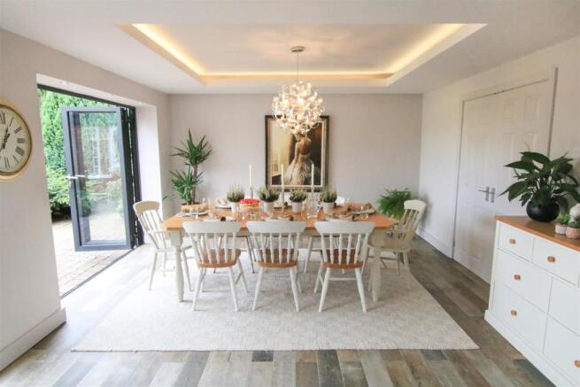 STUNNING CONTEMPORARY LIVING/ DINING/ KITCHEN