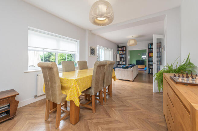 5 bed Detached for sale Image 11