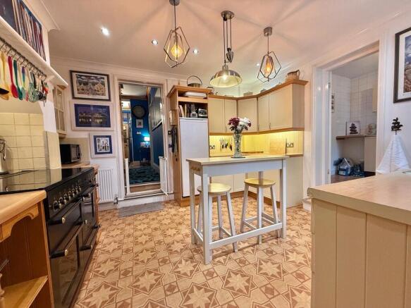 5 bed Semi-Detached for sale Image 9