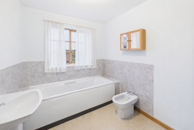 4 bed Detached to rent Image 10