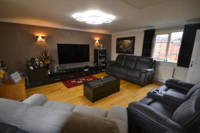 SPACIOUS FAMILY LOUNGE
