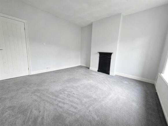 2 bed Terraced to rent Image 6