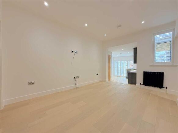 3 bed Flat for sale Image 5