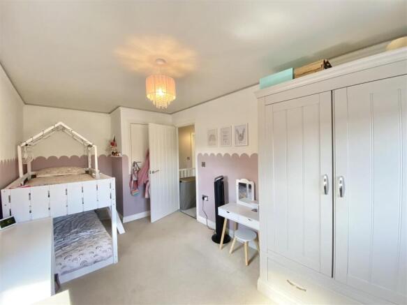 4 bed Detached for sale Image 12