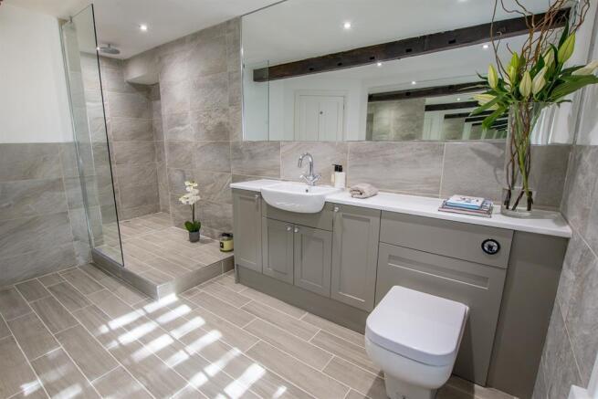 4 bed Detached to rent Image 5