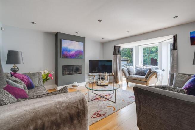 5 bed Semi-Detached for sale Image 9