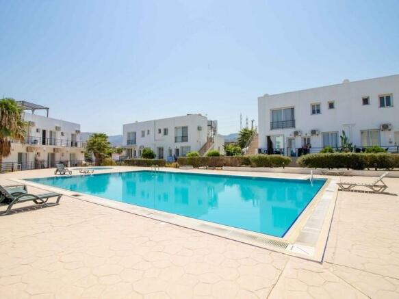 Beautiful 2 bedroom resale bungalow + fully furnished + roof terrace + fully renovated + communal swimming pool + Title deed in the owner?s name VAT paid Image 9999 3