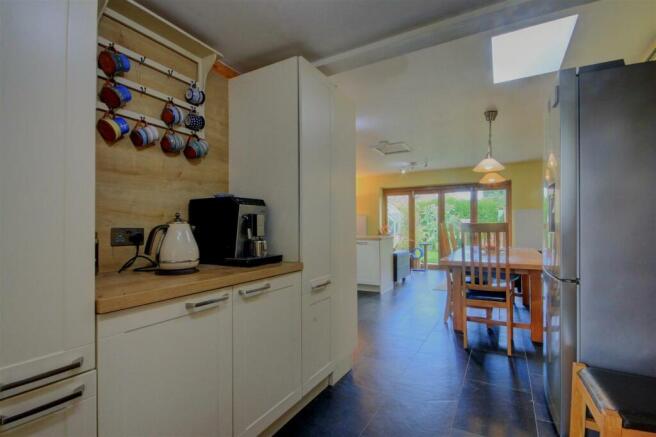 KITCHEN FAMILY ROOM