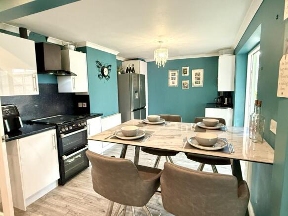 Kitchen/ dining room