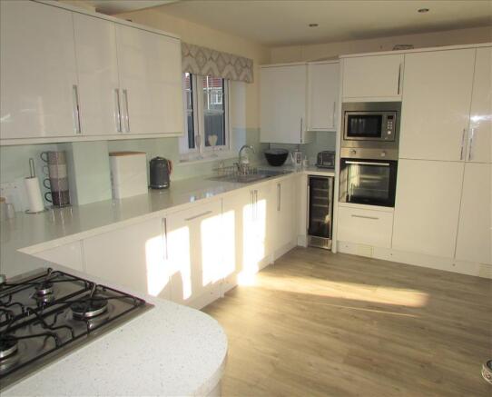 KITCHEN/DINING ROOM/SNUG