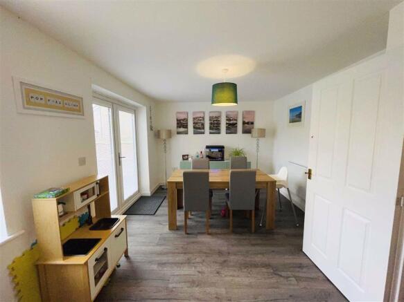Kitchen/ Dining Room