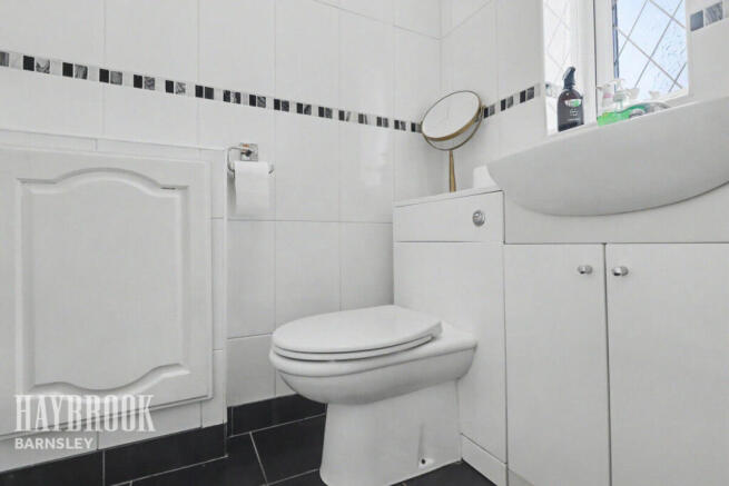 4 bed Detached for sale Image 9