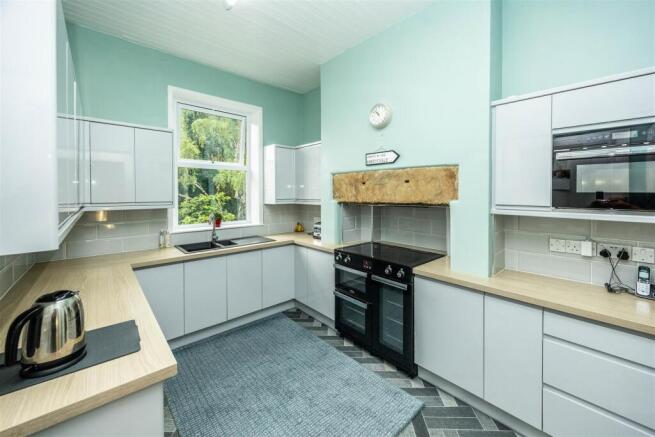 6 bed Detached for sale Image 7