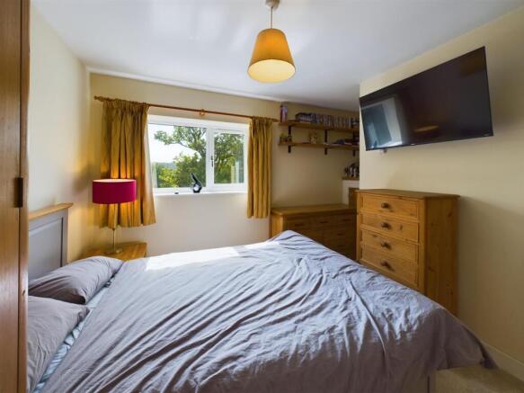 4 bed Semi-Detached for sale Image 12