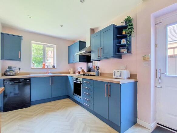 4 bed Detached for sale Image 8