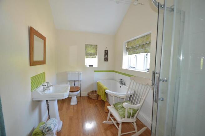 EVENUNDER COTTAGE,  KINETON (BATHROOM) RESIZE.jpg