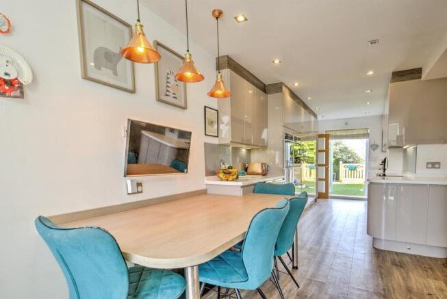 6 bed Detached for sale Image 11