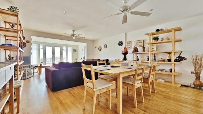 Lounge/Diner Area