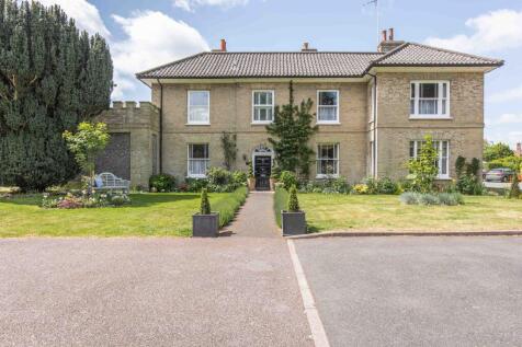 A Beautifully Renovated First-Floor Apartment Close to the Amenities of Holt